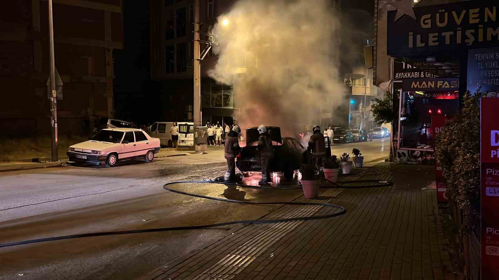 seyir halindeki arac alevlere teslim oldu sokak aydinlandi 3 YZIVsaJ3