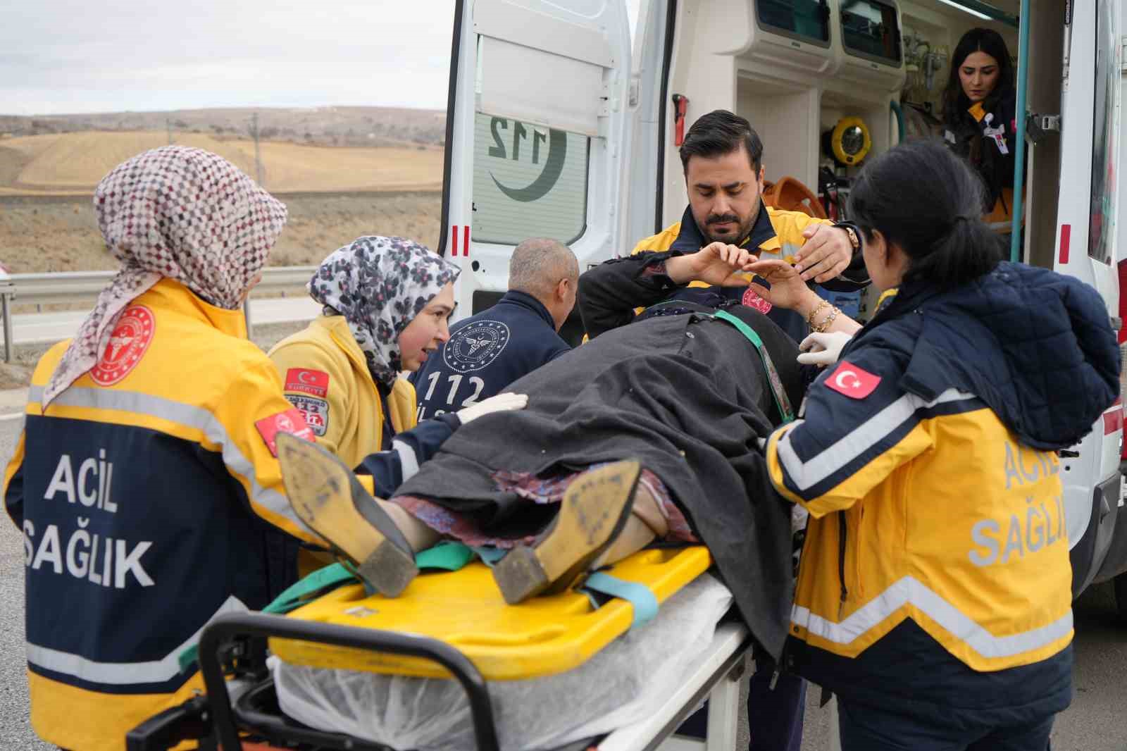 seyir halindeki aracin carptigi otomobil sarampole devrildi 7 yarali 2 5YVJggFu