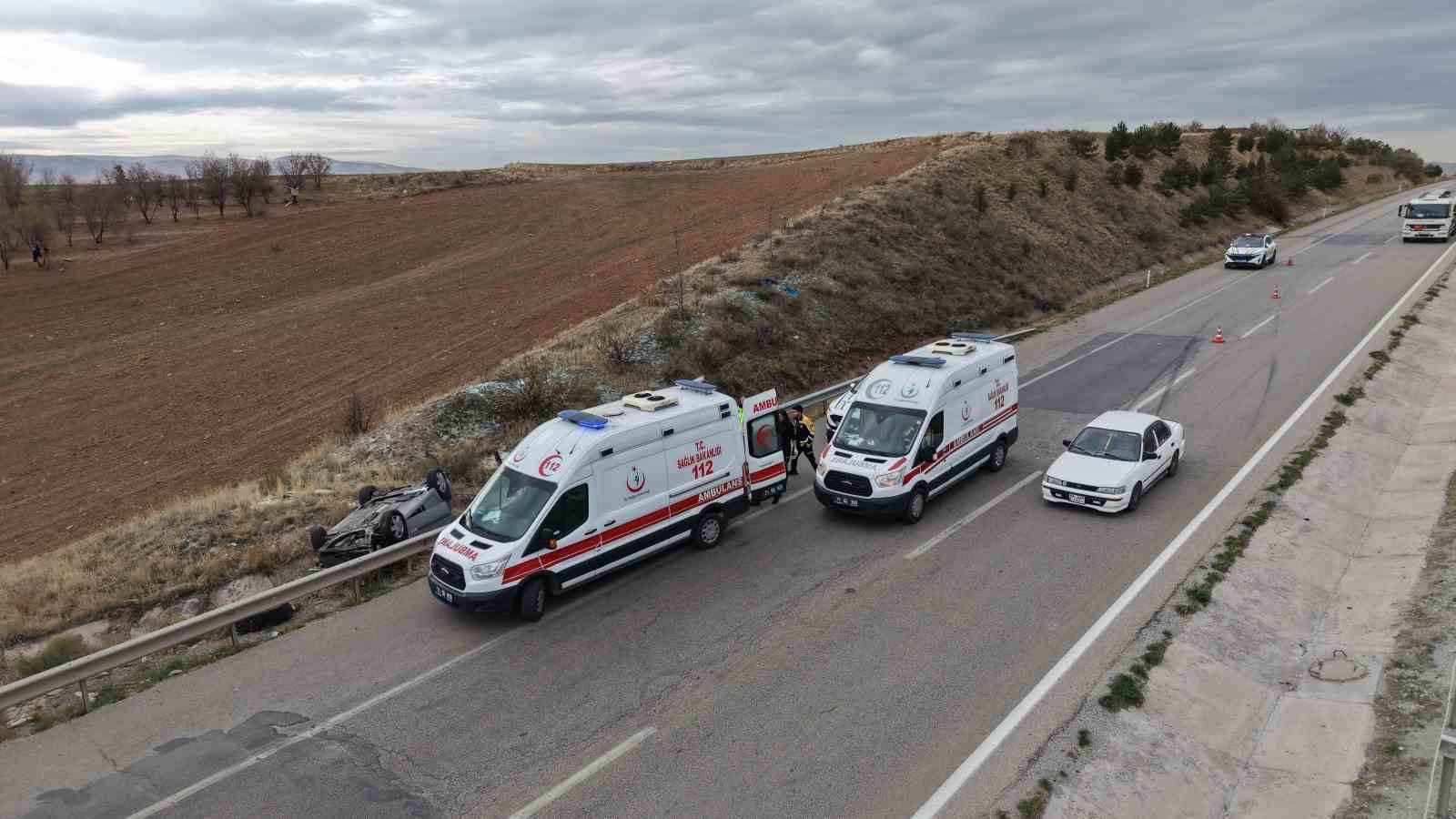 seyir halindeki aracin carptigi otomobil sarampole devrildi 7 yarali 5 9BghrFVU