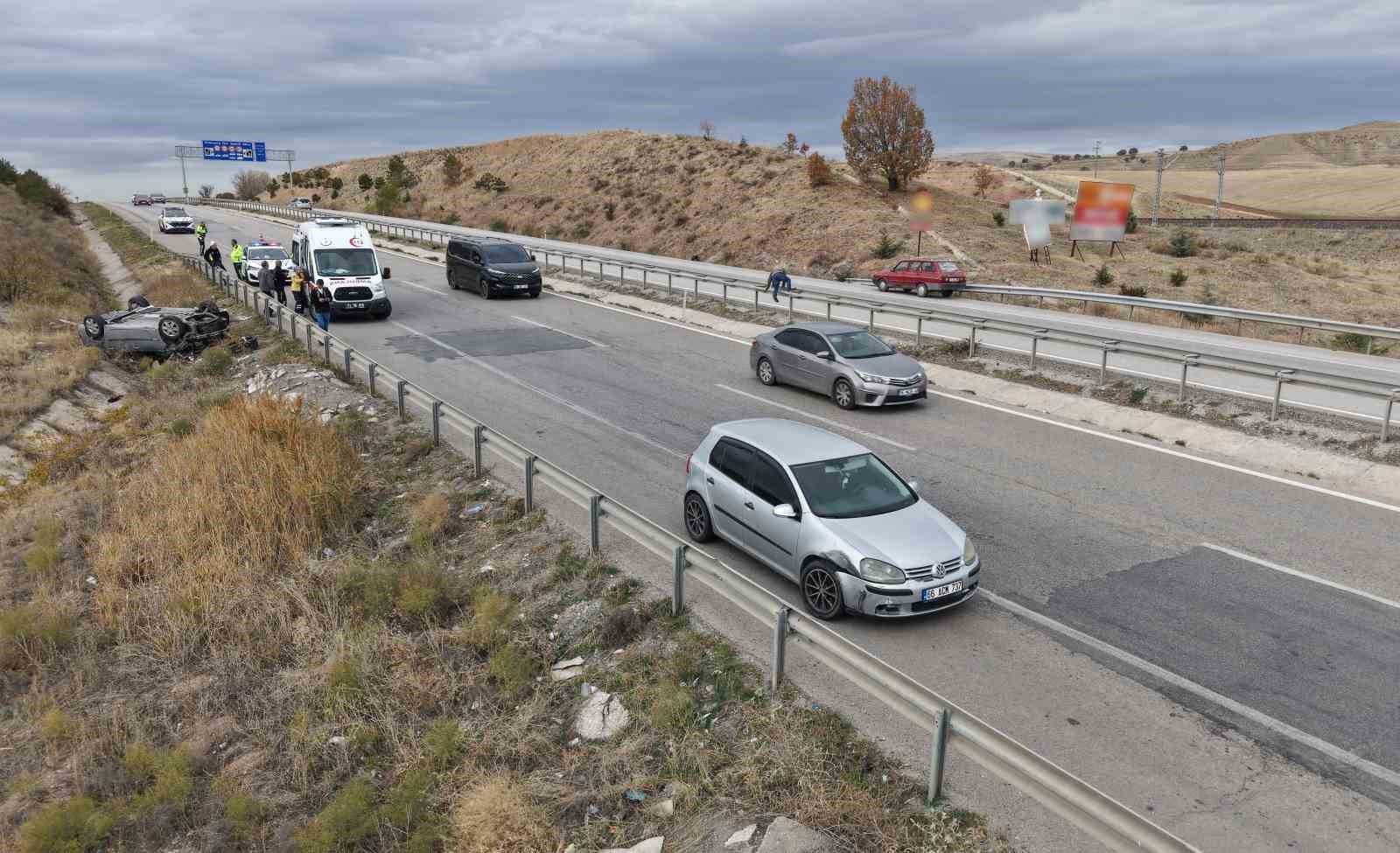 seyir halindeki aracin carptigi otomobil sarampole devrildi 7 yarali 6 eVgekiKK