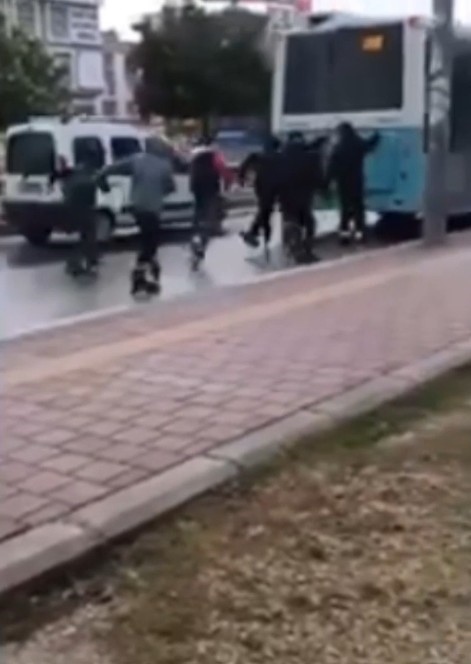 Seyir halindeki araçlara tutunarak patenle yolculuk yapan 2 çocuğa adli işlem 4 seyir halindeki araclara tutunarak patenle yolculuk yapan 2 cocuga adli islem 0 3OakQU6F