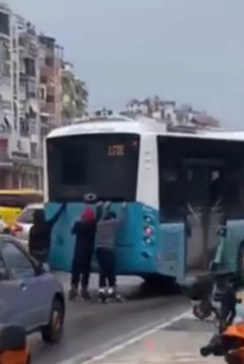Seyir halindeki araçlara tutunarak patenle yolculuk yapan 2 çocuğa adli işlem 5 seyir halindeki araclara tutunarak patenle yolculuk yapan 2 cocuga adli islem 1 5lbSQvXs
