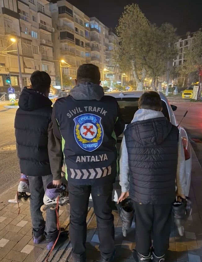 Seyir halindeki araçlara tutunarak patenle yolculuk yapan 2 çocuğa adli işlem 6 seyir halindeki araclara tutunarak patenle yolculuk yapan 2 cocuga adli islem 2 4FZzy58n