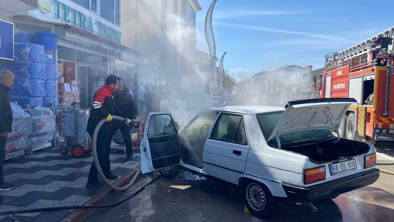 seyir halindeki aracta yangin panigi 1 ZmVmutBc