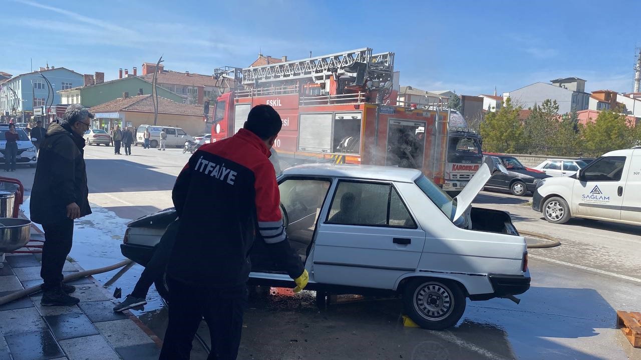 seyir halindeki aracta yangin panigi 2 YvA7E1AV