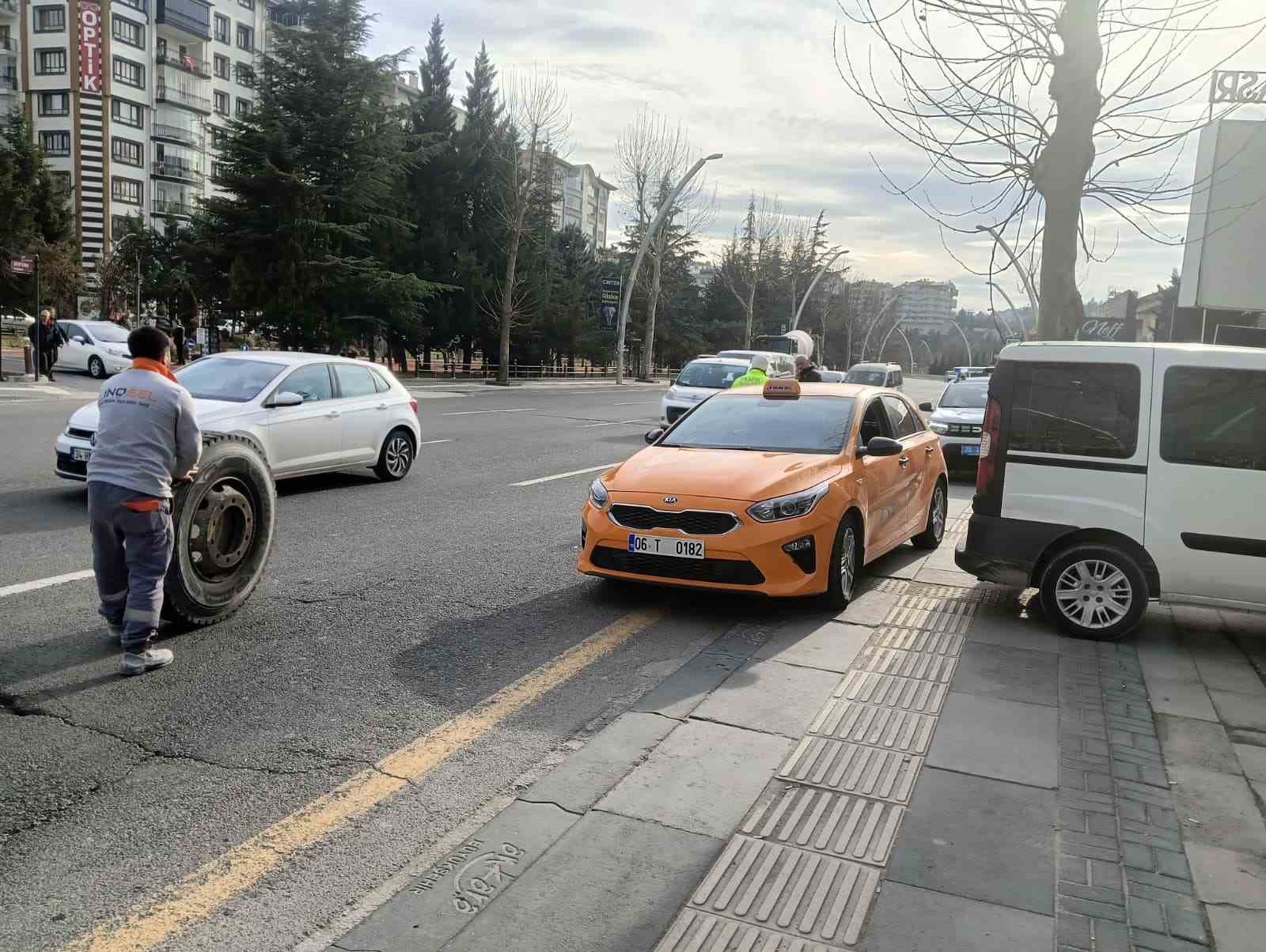 seyir halindeki beton mikserinden kopan tekerlek uc otomobile carpti 1