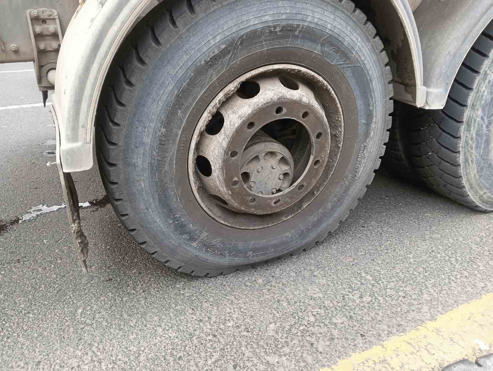 seyir halindeki beton mikserinden kopan tekerlek uc otomobile carpti 2