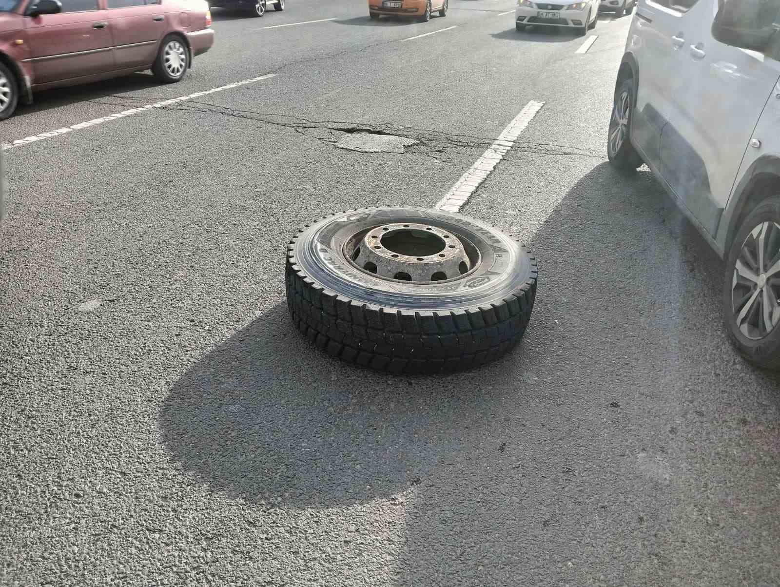 seyir halindeki beton mikserinden kopan tekerlek uc otomobile carpti 3 DdTfgJLY