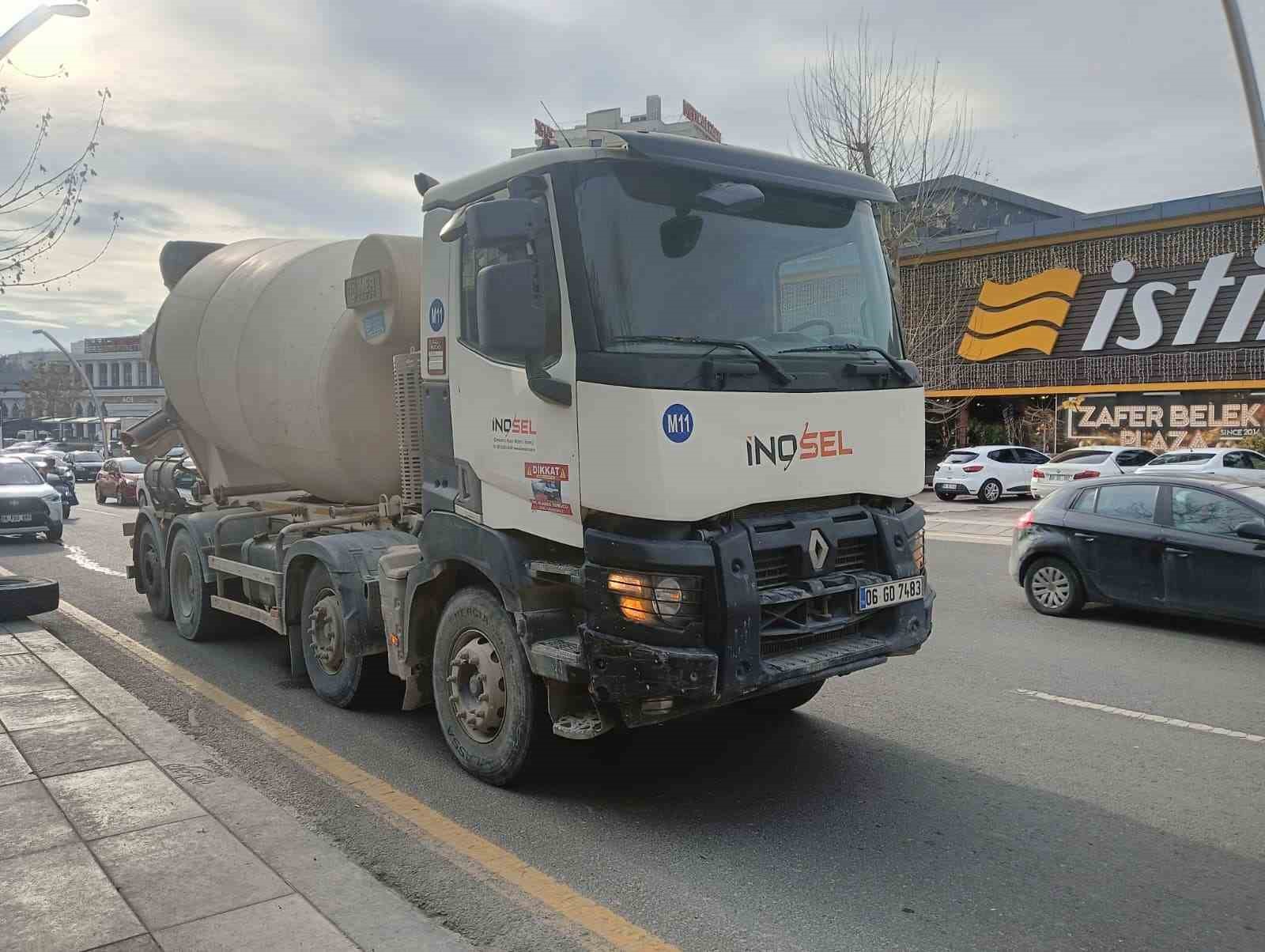 seyir halindeki beton mikserinden kopan tekerlek uc otomobile carpti 5 liOHyLIQ