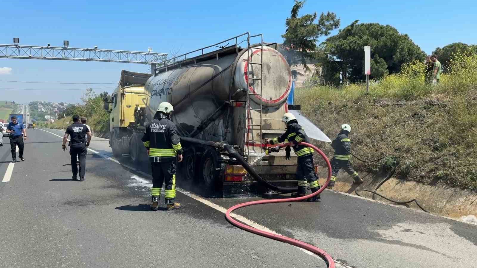 seyir halindeki beton yuklu kamyon alevlere teslim oldu 0 iCyigiFj