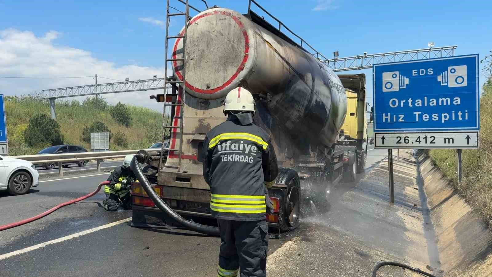 seyir halindeki beton yuklu kamyon alevlere teslim oldu 1 VQrMWyn7