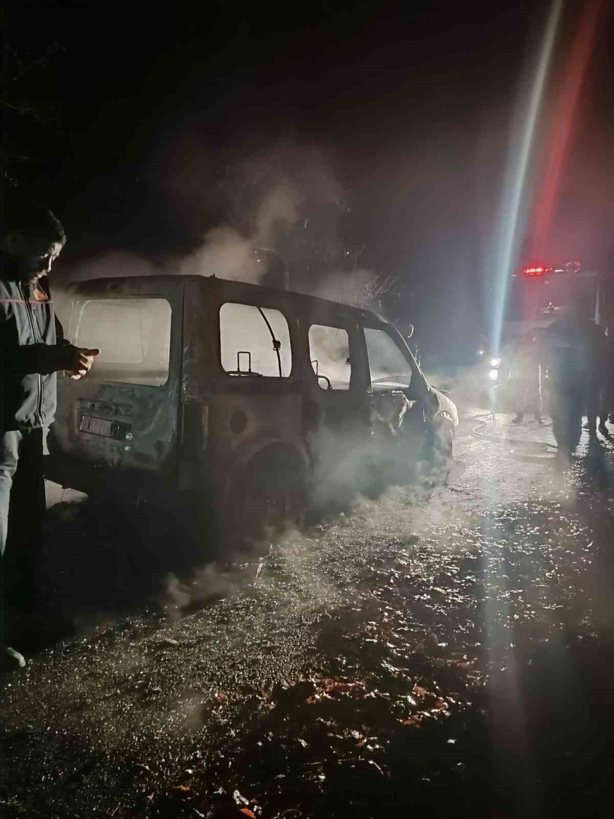 Seyir halindeki hafif ticari araç alev topuna döndü 5 seyir halindeki hafif ticari arac alev topuna dondu 1 9JEptj7s