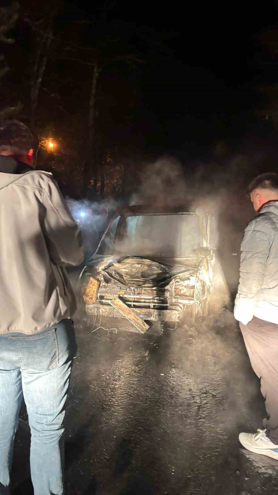 Seyir halindeki hafif ticari araç alev topuna döndü 6 seyir halindeki hafif ticari arac alev topuna dondu 2