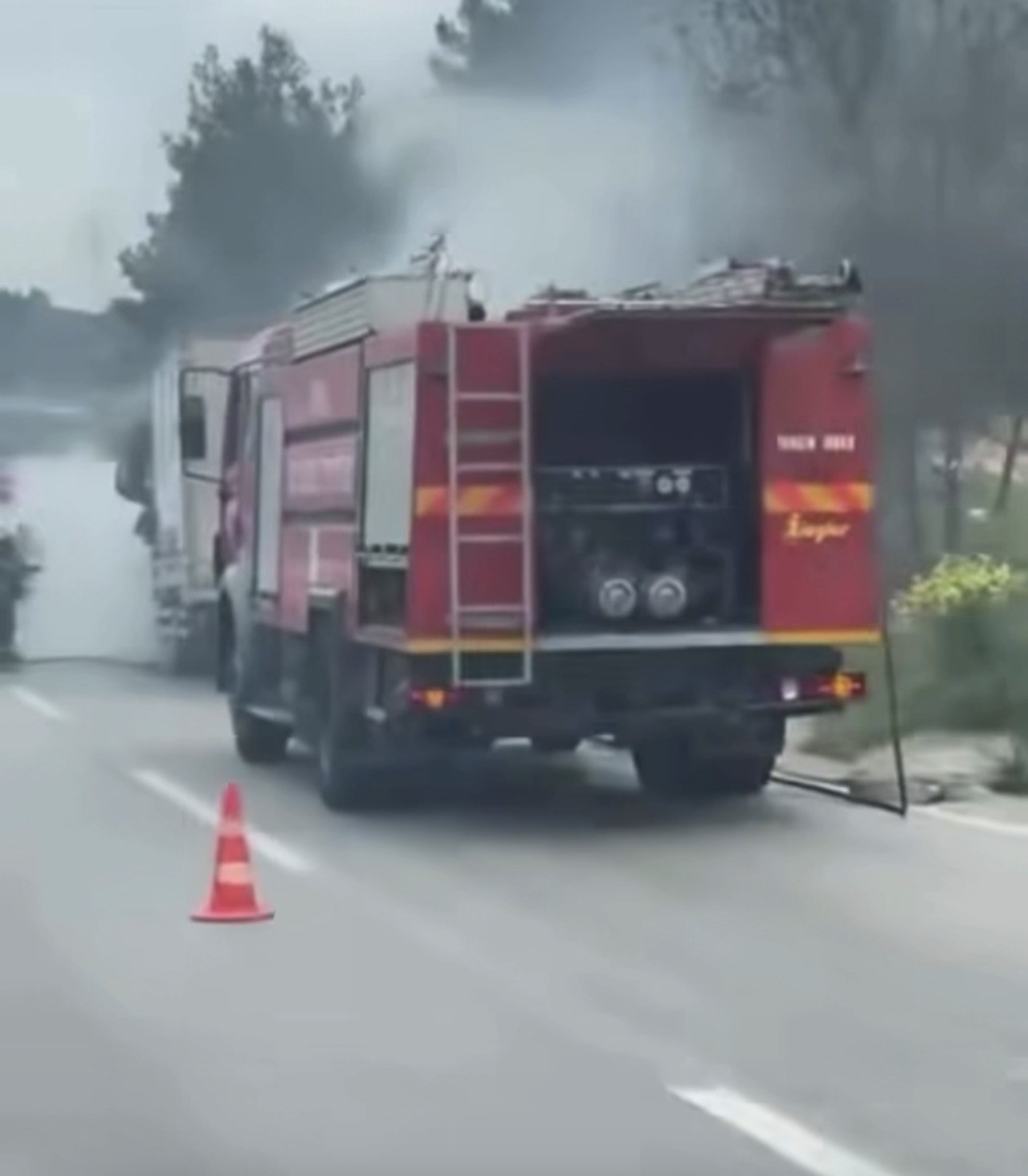 seyir halindeki kamyon alev alev yandi 1 FJ4Au9uZ