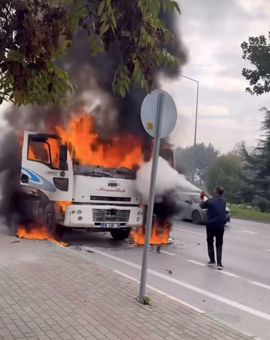 seyir halindeki kamyon alev alev yandi 1 NLuJzVSb