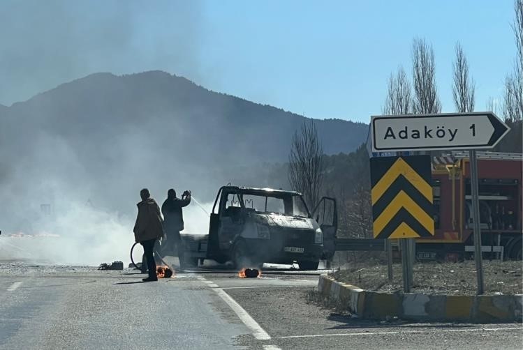 seyir halindeki kamyonet alev alev yandi 2 HOeKj6Oe