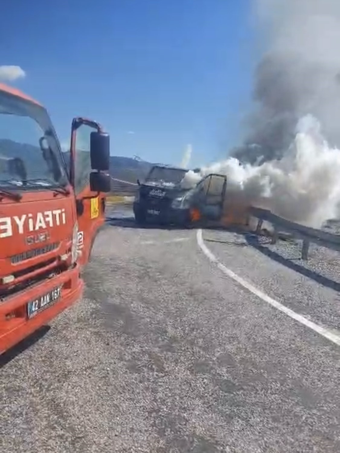 seyir halindeki kamyonet alev alev yandi 3 4g1sCBTi