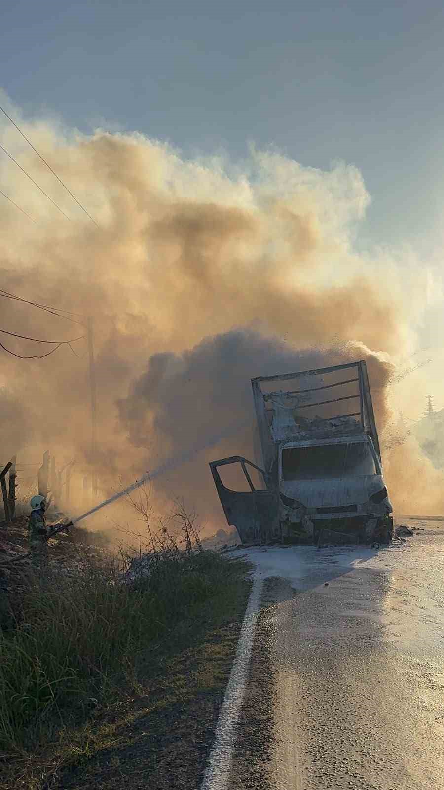 Seyir halindeki kamyonet alevlere teslim oldu 5 seyir halindeki kamyonet alevlere teslim oldu 1 Yhz3Z3LN