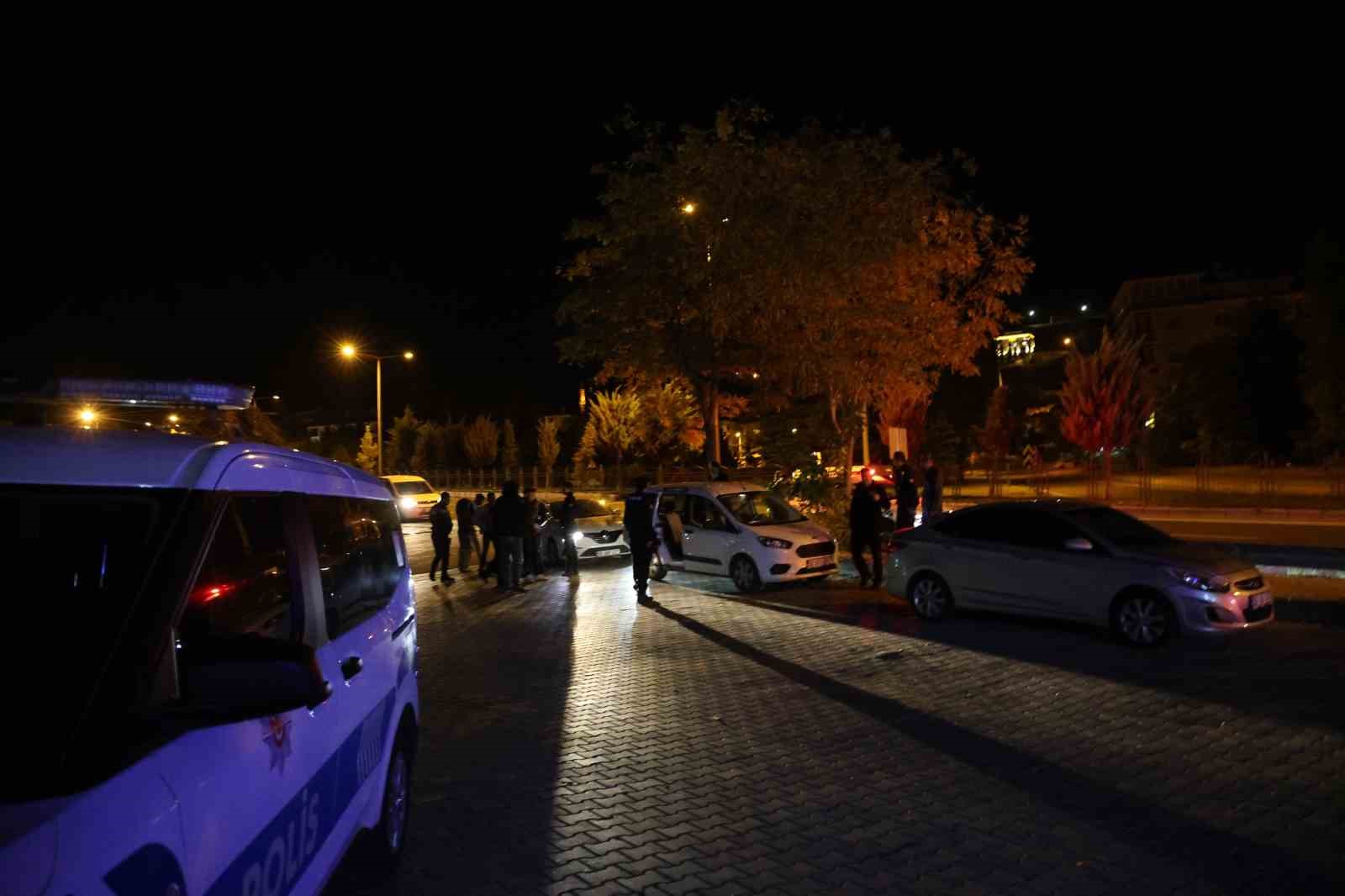 seyir halindeki kamyonetin kasasindan dustu 1