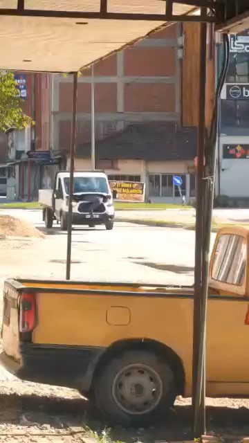 seyir halindeki kamyonetin motorunu acip arizayi tespit etmeye calisti 0 6W1e7t3v