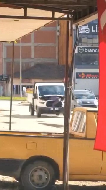 seyir halindeki kamyonetin motorunu acip arizayi tespit etmeye calisti 1 sk2T3yON