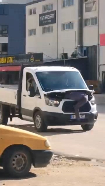 seyir halindeki kamyonetin motorunu acip arizayi tespit etmeye calisti 2 cj5c62Vz