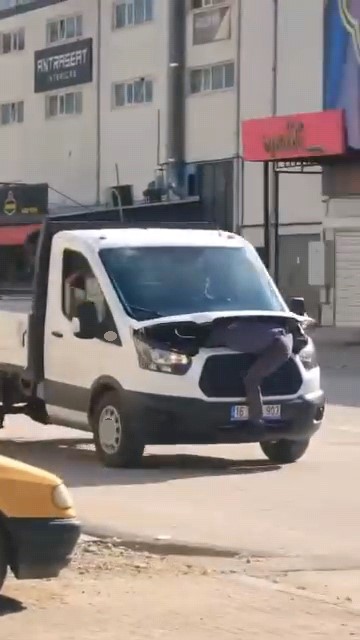 seyir halindeki kamyonetin motorunu acip arizayi tespit etmeye calisti 3 IYy5zHQM
