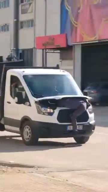 seyir halindeki kamyonetin motorunu acip arizayi tespit etmeye calisti 4 aVAimyuK