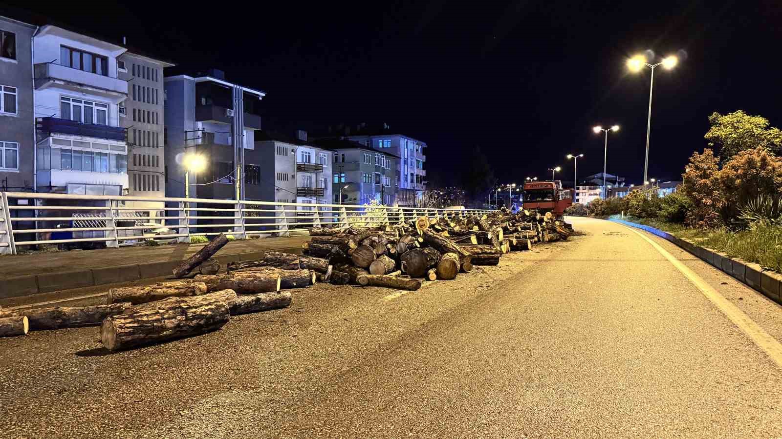 seyir halindeki kamyonun damperi aniden kalkti odunlar yola dokuldu 1 MytuRMzt