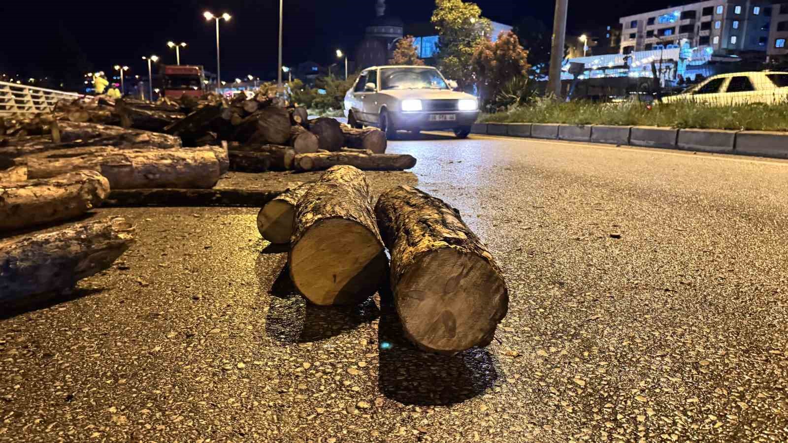 seyir halindeki kamyonun damperi aniden kalkti odunlar yola dokuldu 2 dHSYwzPl