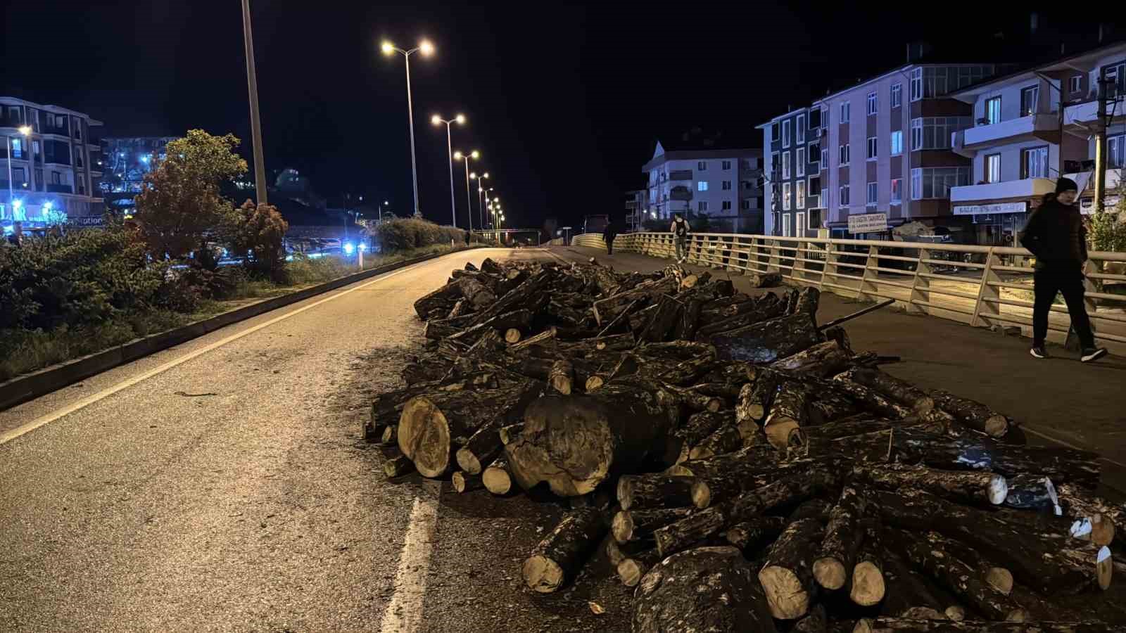seyir halindeki kamyonun damperi aniden kalkti odunlar yola dokuldu 3 4F3PA4a2