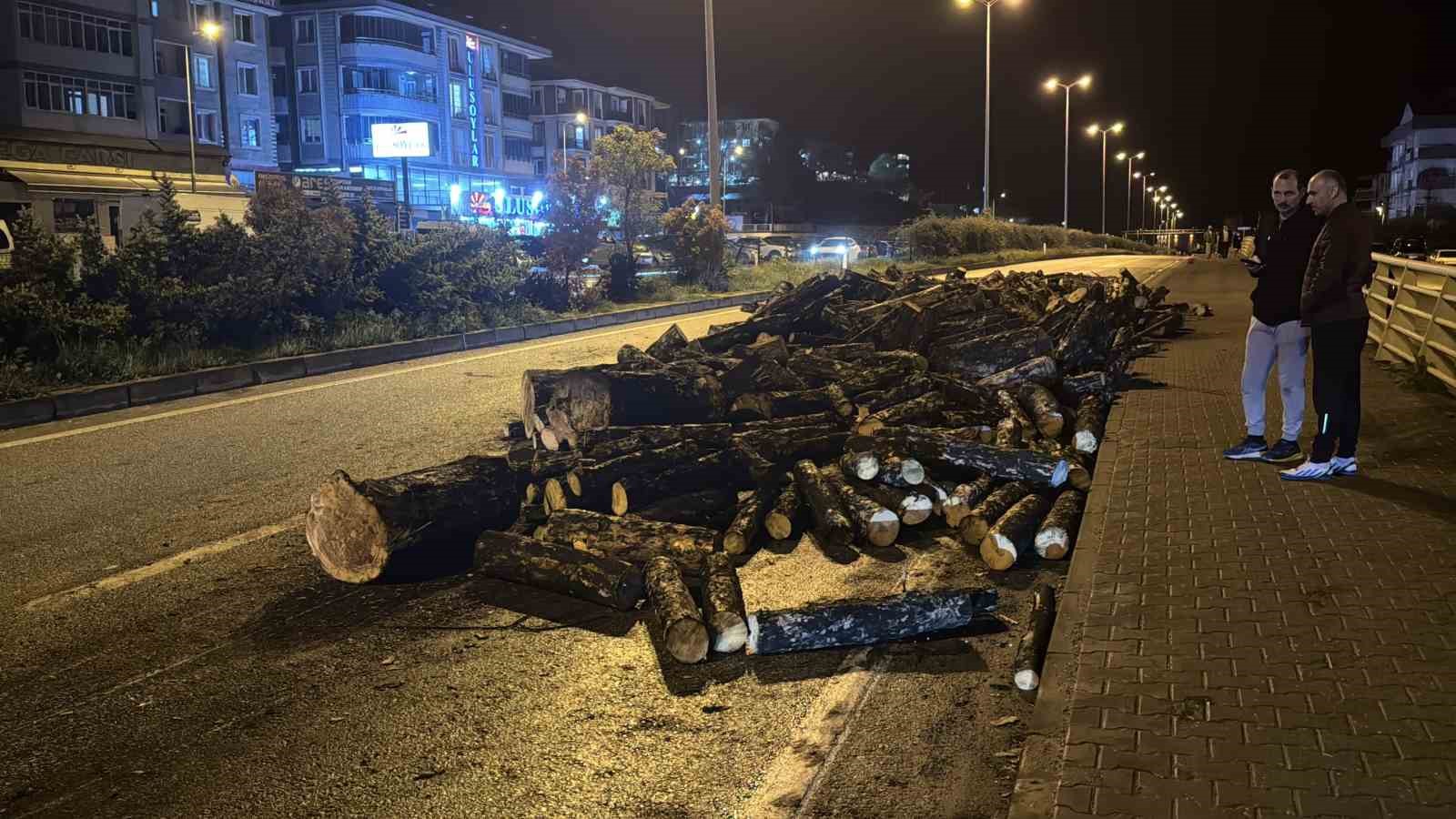 seyir halindeki kamyonun damperi aniden kalkti odunlar yola dokuldu 4 89AwrE1u
