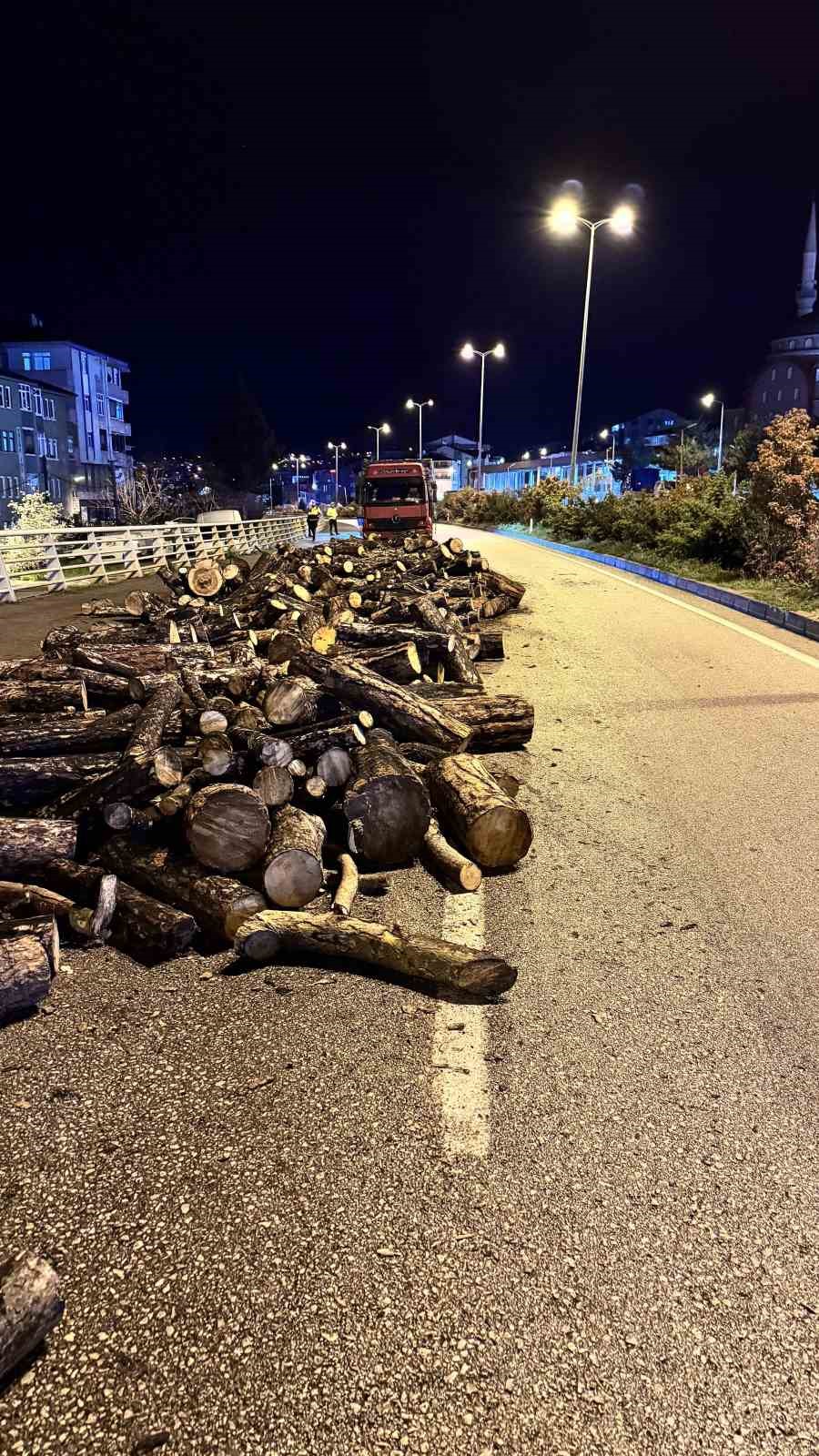 seyir halindeki kamyonun damperi aniden kalkti odunlar yola dokuldu 5