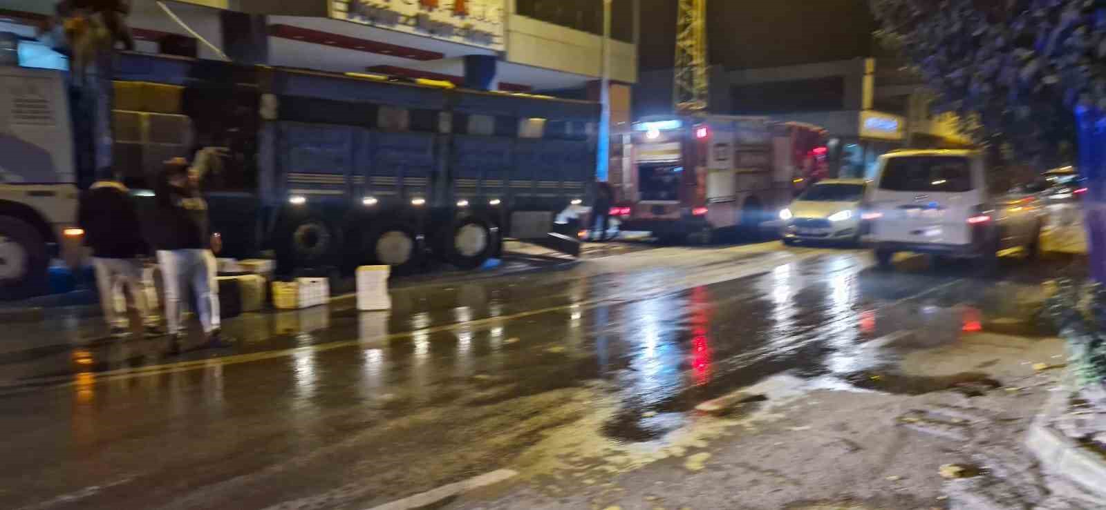 seyir halindeki kamyonun kasasi alev aldi 1 vIVLvv7R
