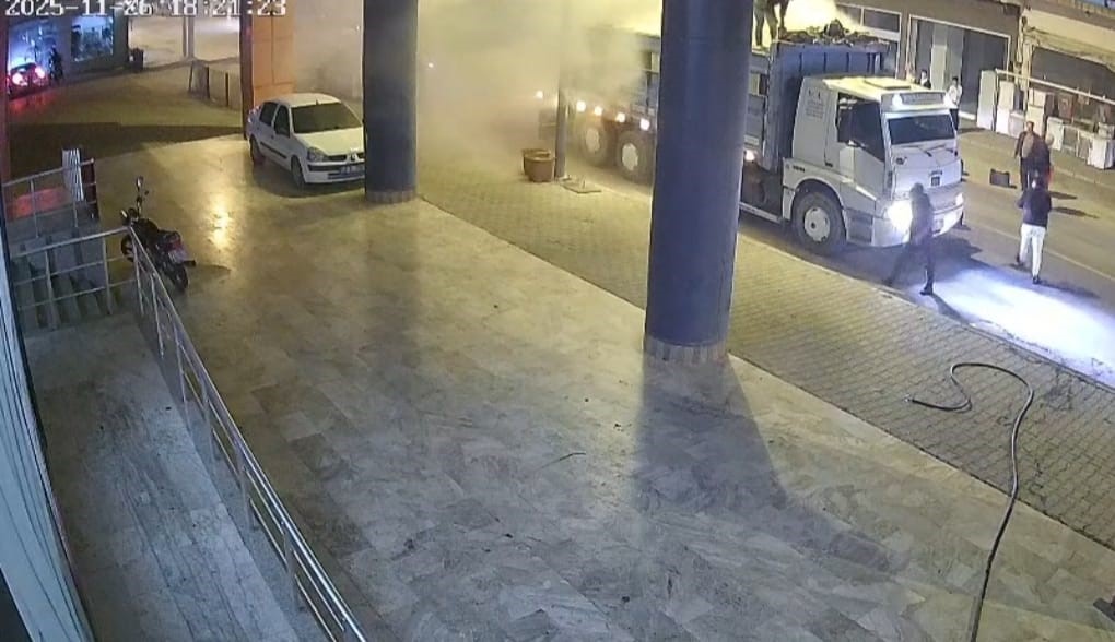 seyir halindeki kamyonun kasasi alev aldi 3 TOIBFZ5U