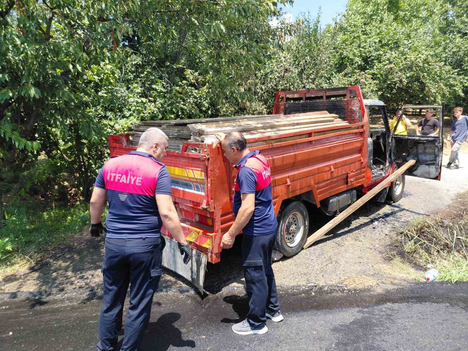 seyir halindeki kereste yuklu kamyonet alevlere teslim oldu 1 SWDLR6X8