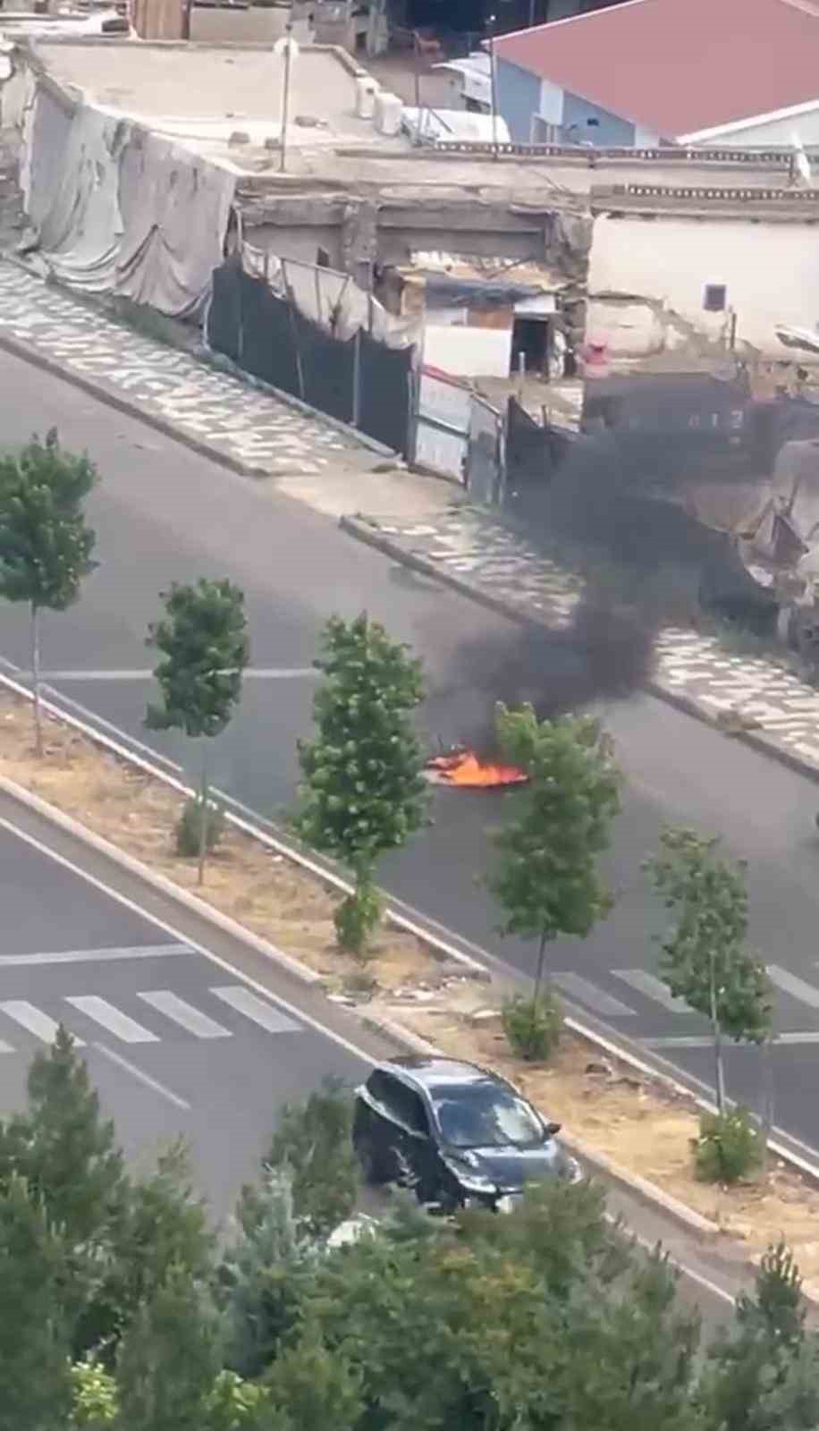Seyir halindeki motosiklet alev topuna döndü 4 seyir halindeki motosiklet alev topuna dondu 0