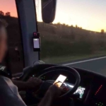 seyir-halindeki-otobus-soforunun-cep-telefonuyla-oynadigi-anlar-kameraya-yansidi-J1dvuLp2.jpg