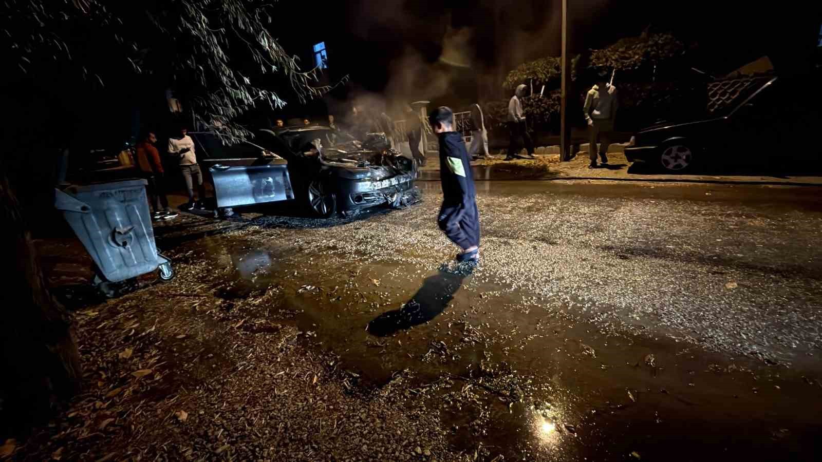 Seyir halindeki otomobil alev aldı 4 seyir halindeki otomobil alev aldi 0