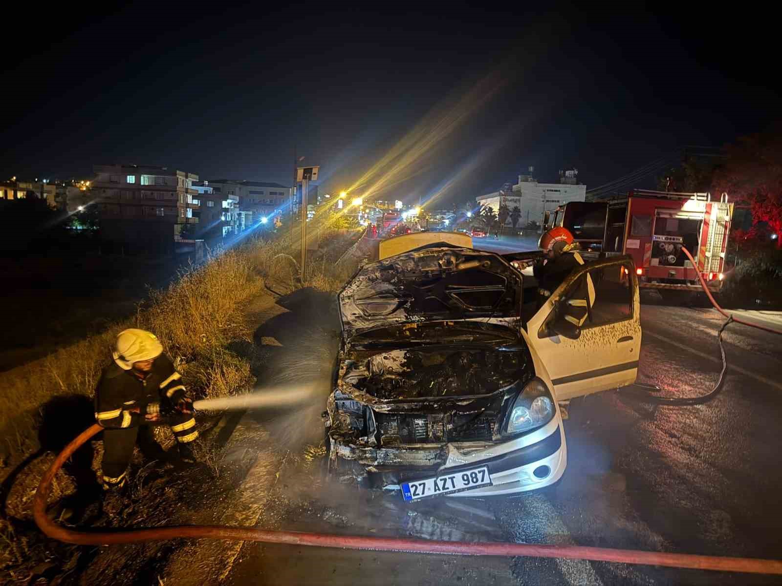 Seyir halindeki otomobil alev aldı 5 seyir halindeki otomobil alev aldi 1 wiOn4F3b