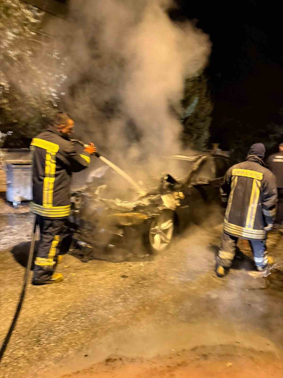 Seyir halindeki otomobil alev aldı 6 seyir halindeki otomobil alev aldi 2 JcPChPD7