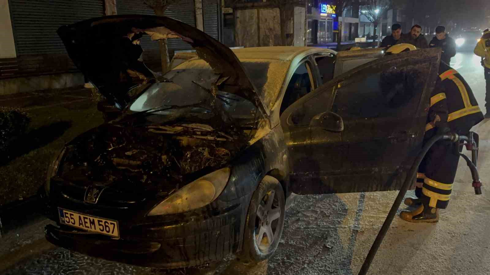 seyir halindeki otomobil alev aldi facia kil payi atlatildi 4 UfHUMDBQ