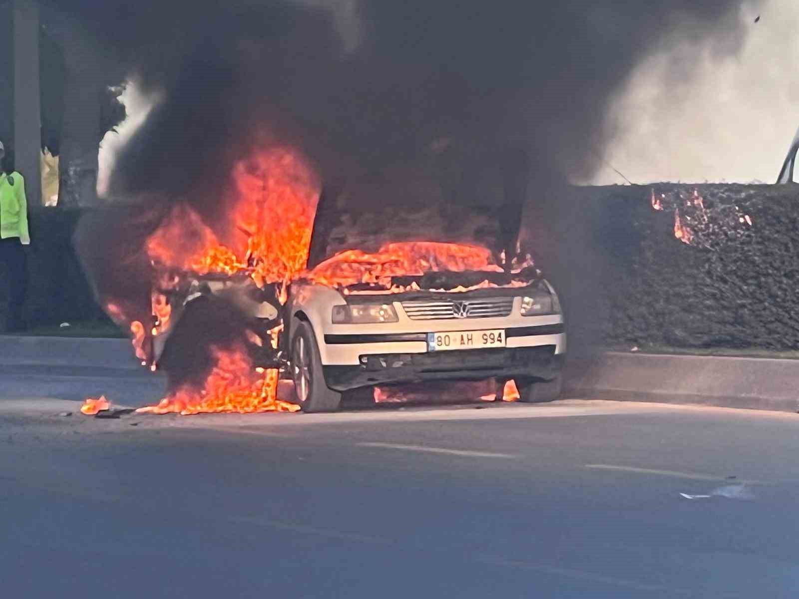 Seyir halindeki otomobil alev alev yandı: 2 kişi son anda kurtuldu 6 seyir halindeki otomobil alev alev yandi 2 kisi son anda kurtuldu 2 qNHIkee4