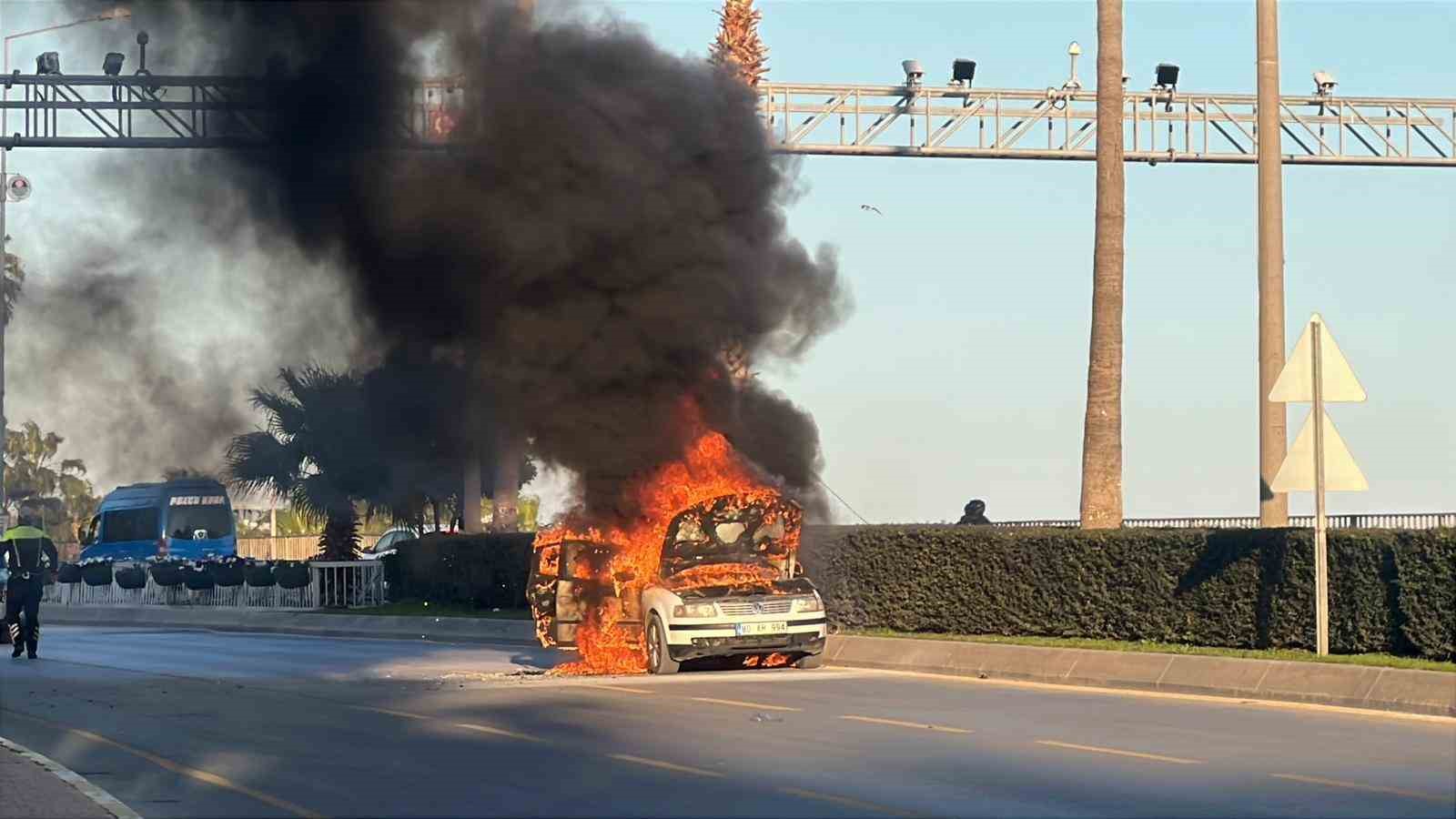 Seyir halindeki otomobil alev alev yandı: 2 kişi son anda kurtuldu 9 seyir halindeki otomobil alev alev yandi 2 kisi son anda kurtuldu 5 LRFGuKEa
