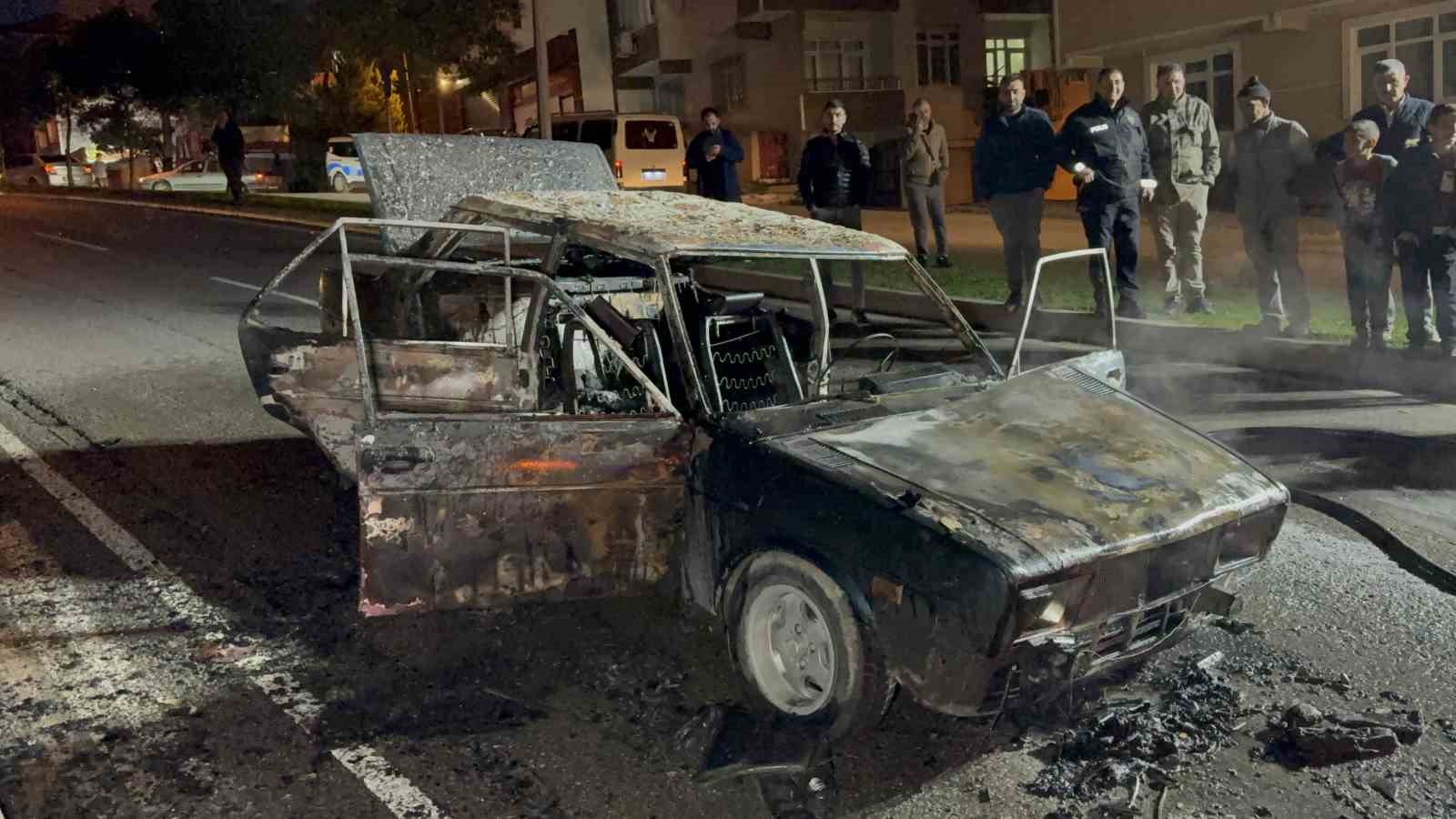 seyir halindeki otomobil alev alev yandi 3 Zu5WBPuR