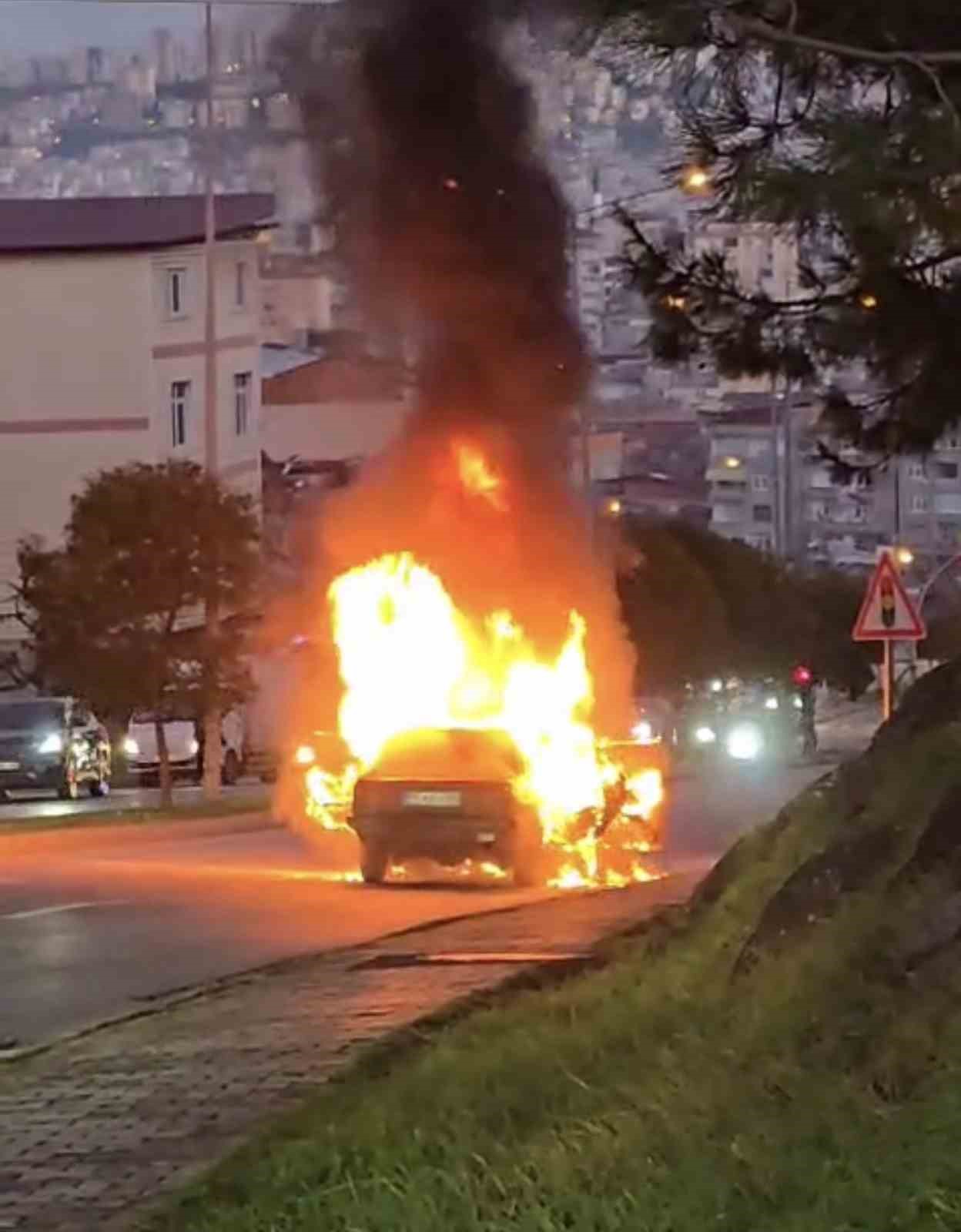 seyir halindeki otomobil alev alev yandi 5 pMh24Iuz
