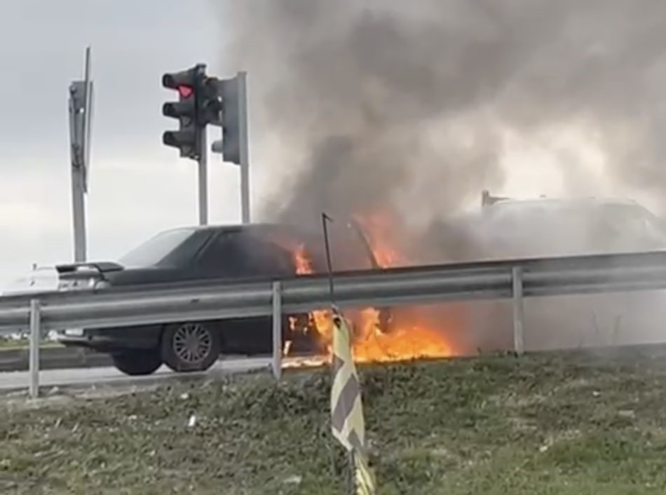Seyir halindeki otomobil alev topuna döndü 4 seyir halindeki otomobil alev topuna dondu 0 FtifB4ac