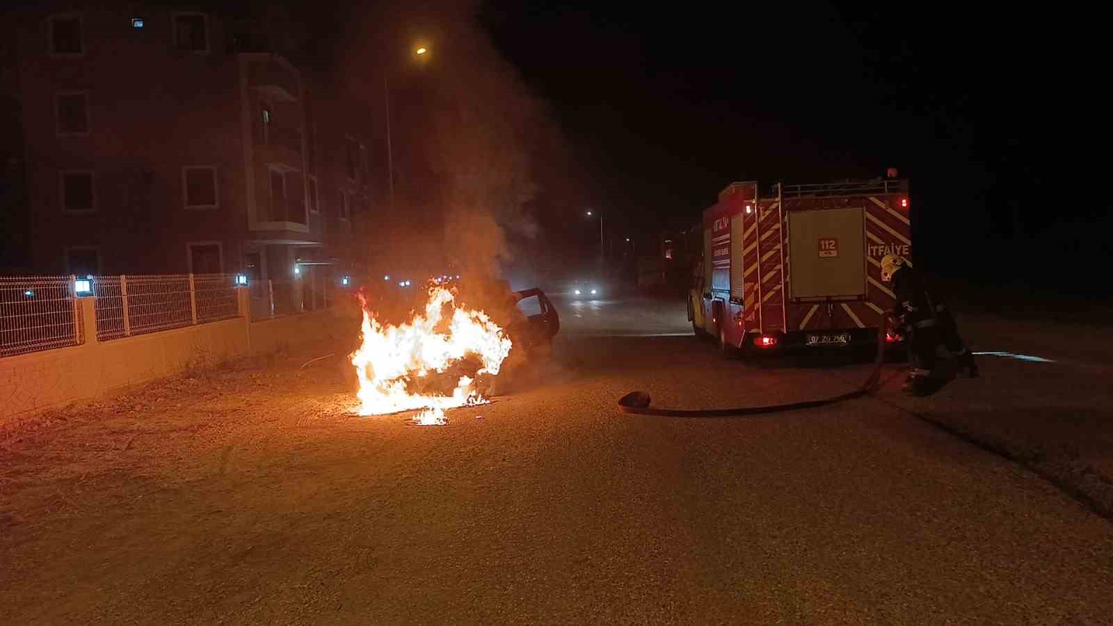 Seyir halindeki otomobil alev topuna döndü 4 seyir halindeki otomobil alev topuna dondu 0