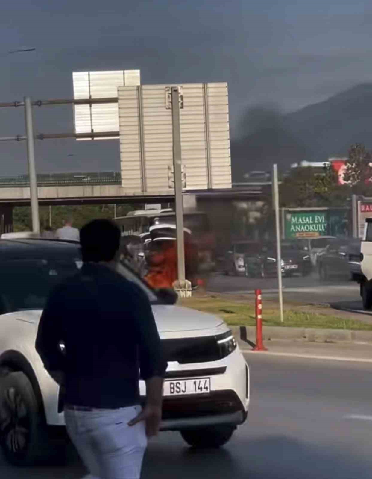 seyir halindeki otomobil alev topuna dondu 0 cMNVOeuw