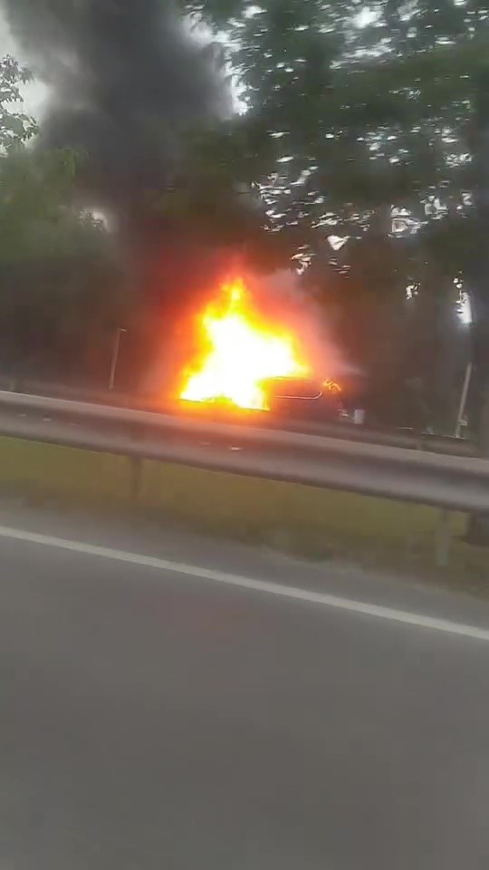 seyir halindeki otomobil alev topuna dondu 1 FqIjebvv